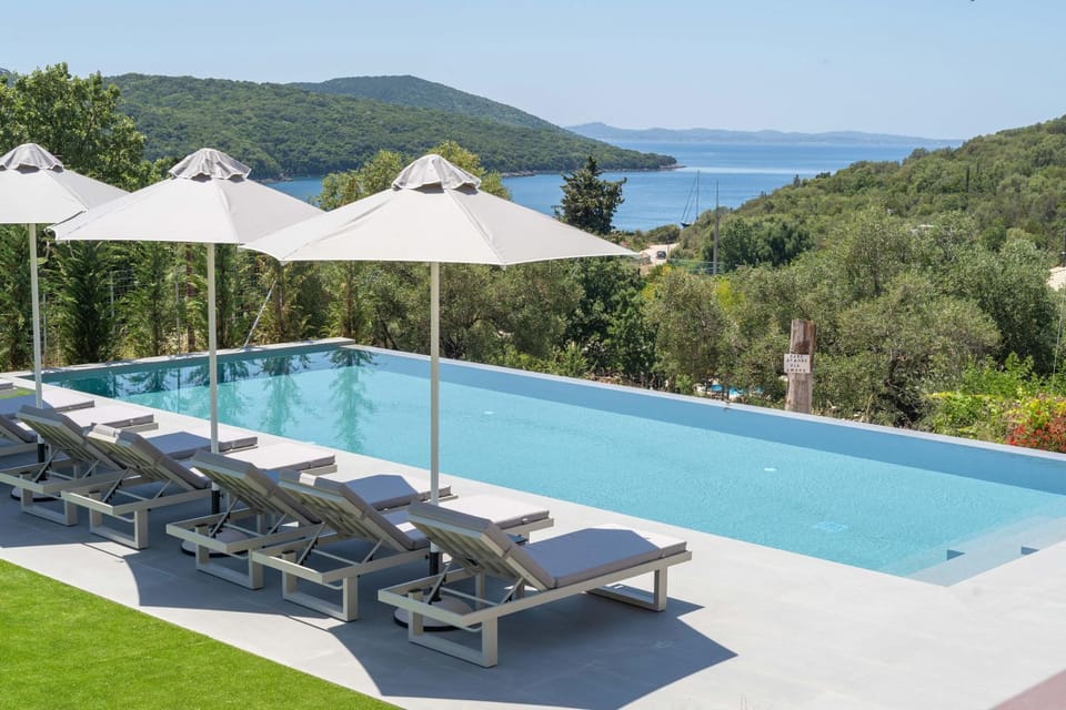 City view, Pool view, Sea view, Swimming pool, Location