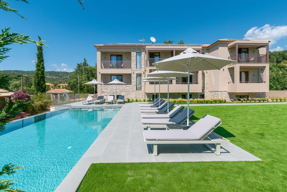 Property building, Garden, Swimming pool