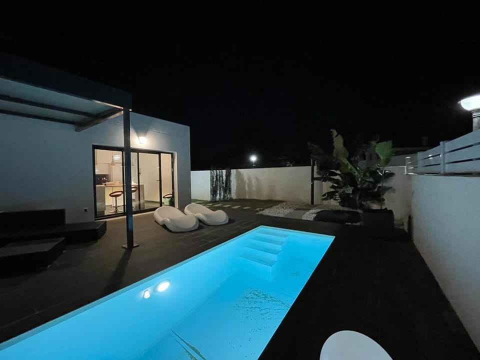 Pool view, Swimming pool, sunbed