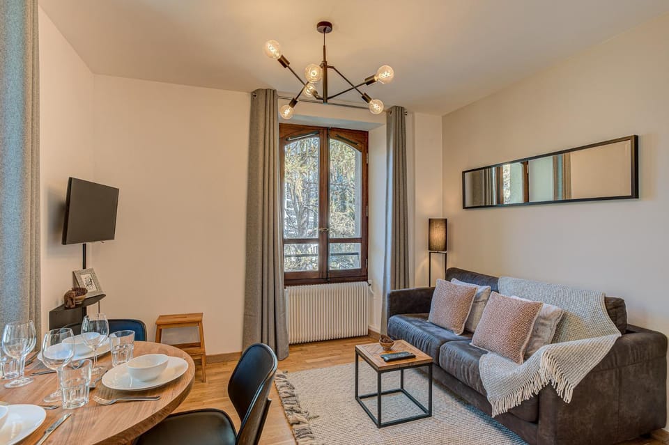 Communal lounge/ TV room, TV and multimedia, Living room, Seating area, Dining area, Evening entertainment