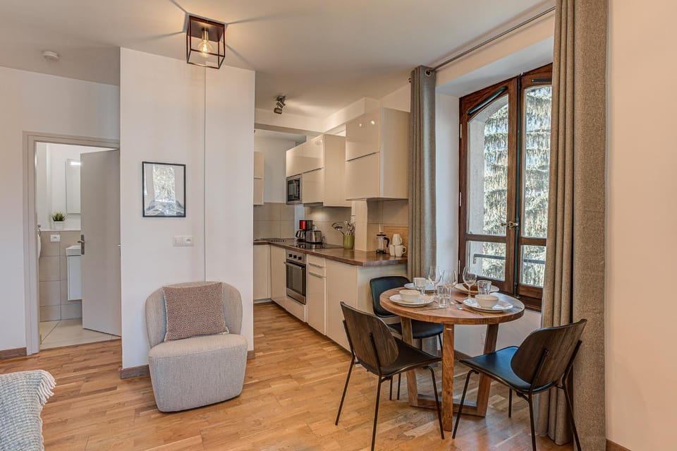 Kitchen or kitchenette, Living room, Seating area, Dining area, minibar, oven, stove