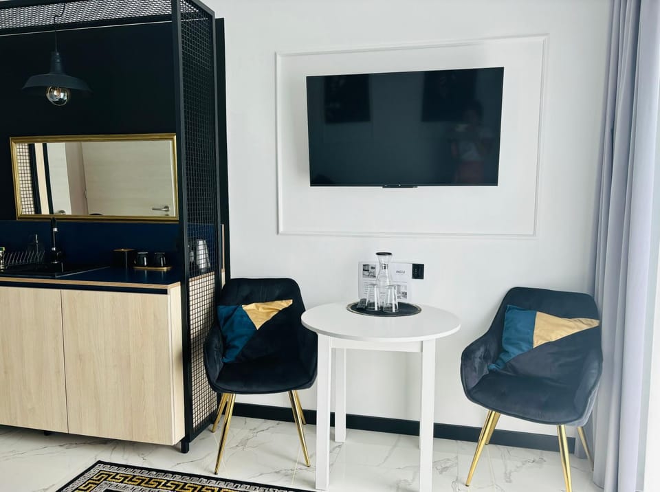 Communal lounge/ TV room, Kitchen or kitchenette, Living room, microwave