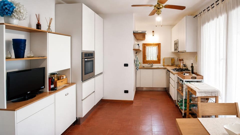 Property building, Kitchen or kitchenette, Living room