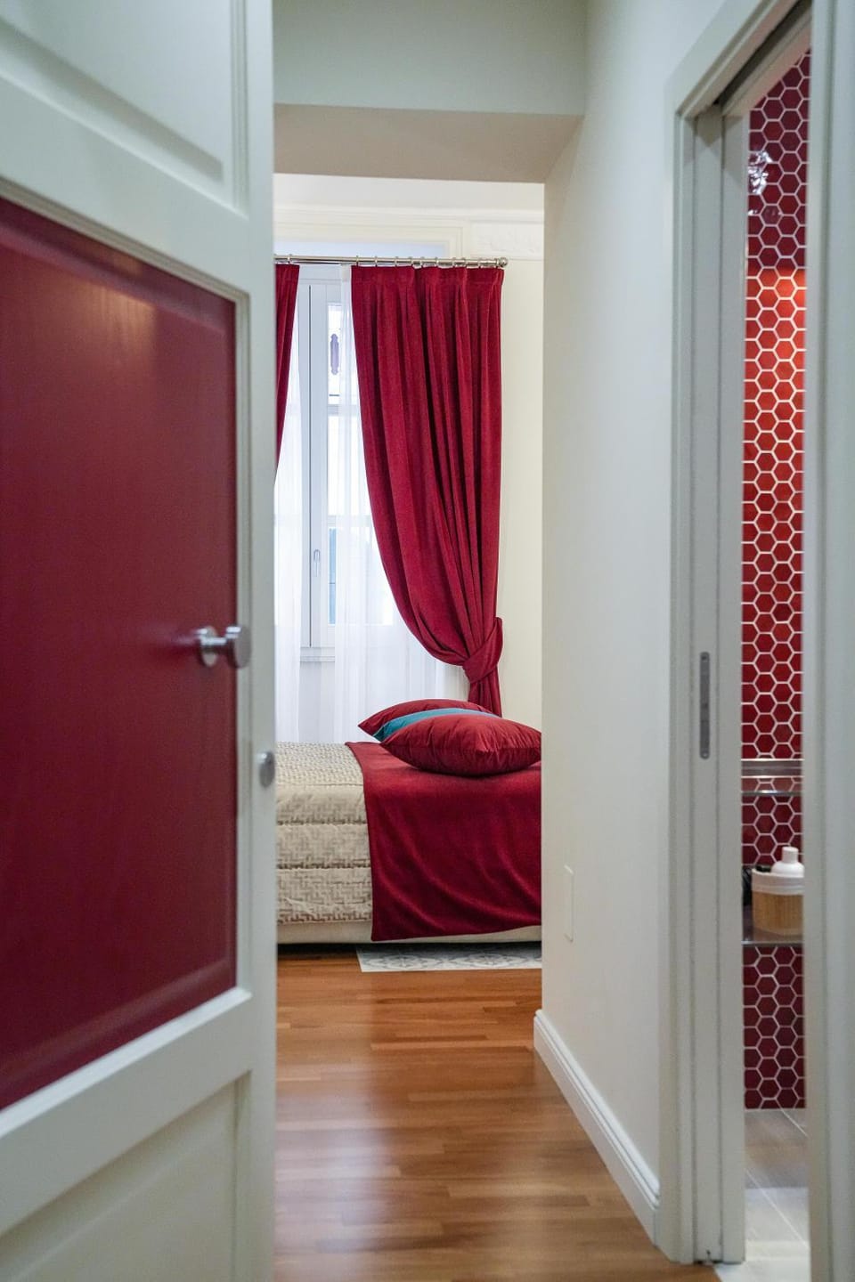 Photo of the whole room, Bedroom