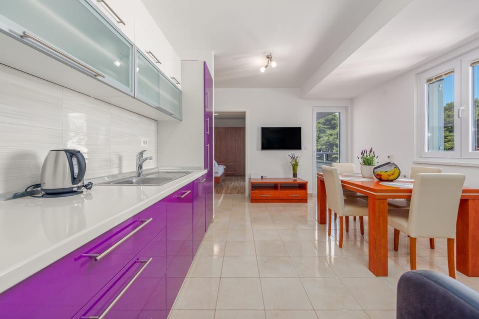 TV and multimedia, Kitchen or kitchenette, Living room, Seating area, Dining area