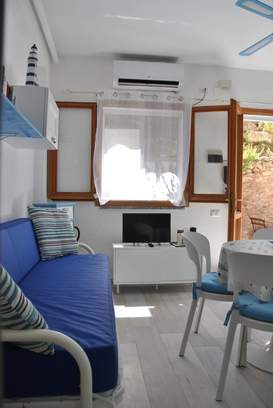 TV and multimedia, Seating area, air conditioner