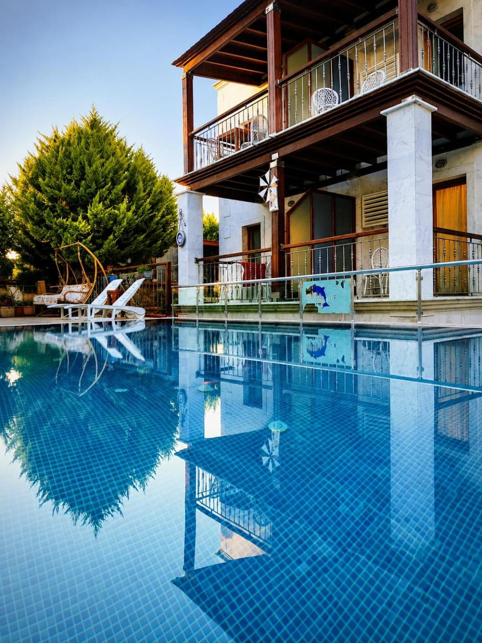 Property building, Day, Pool view, Swimming pool, sunbed