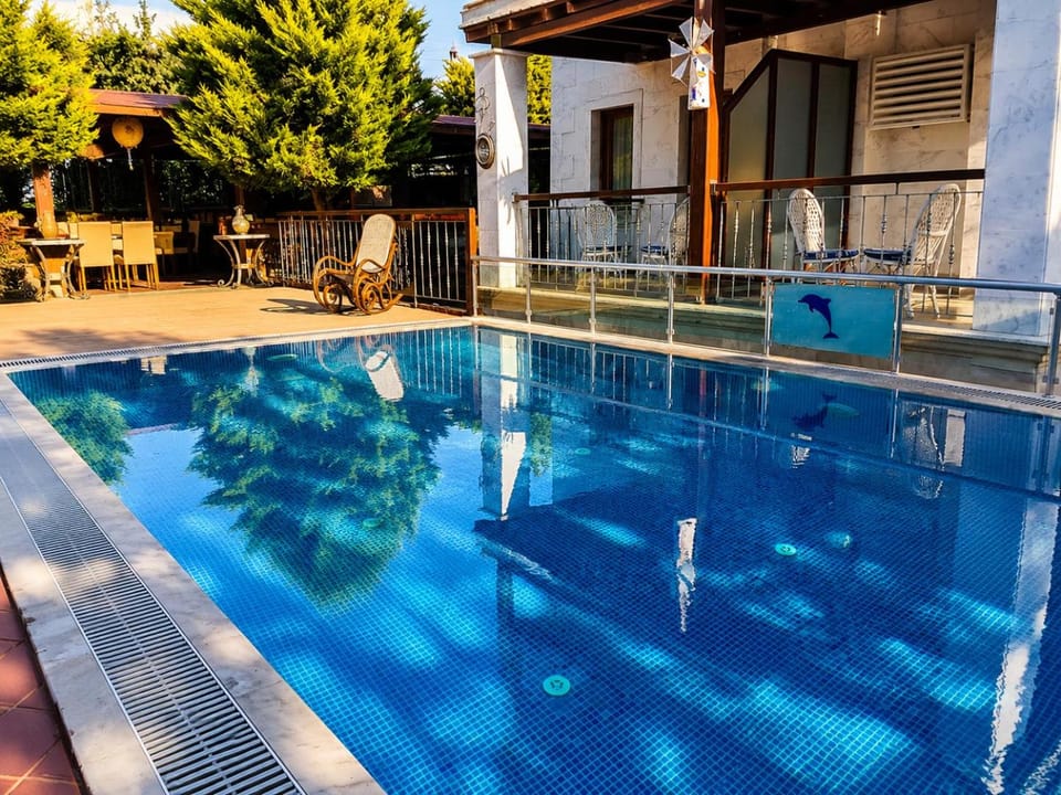 Property building, Day, Swimming pool