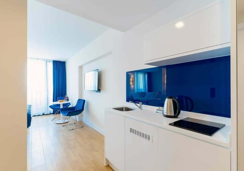 Communal lounge/ TV room, TV and multimedia, Kitchen or kitchenette, Living room, Seating area, Dining area, Communal kitchen, kitchen