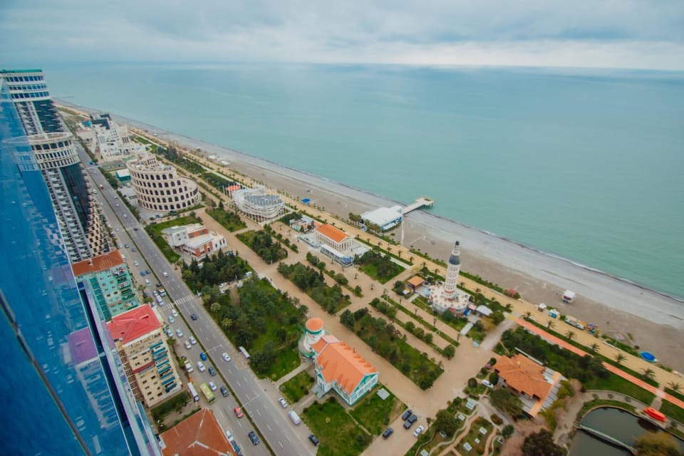 Property building, Nearby landmark, Restaurant/places to eat, Restaurant/places to eat, Communal lounge/ TV room, Day, Neighbourhood, Natural landscape, Bird's eye view, Beach, Evening entertainment, City view, Sea view, Street view, Swimming pool, Swimming pool, Location