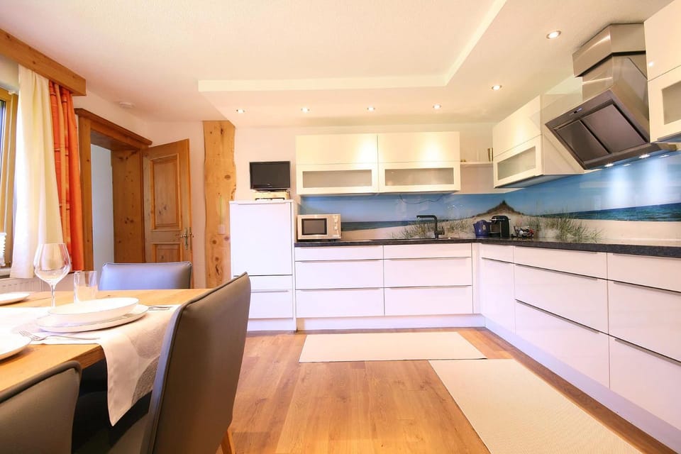 Kitchen or kitchenette, Seating area, Dining area