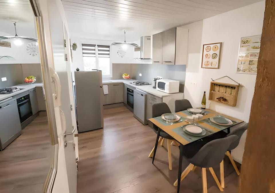 Kitchen or kitchenette, Dining area