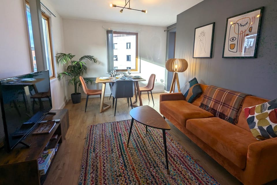 TV and multimedia, Living room, Seating area, Dining area