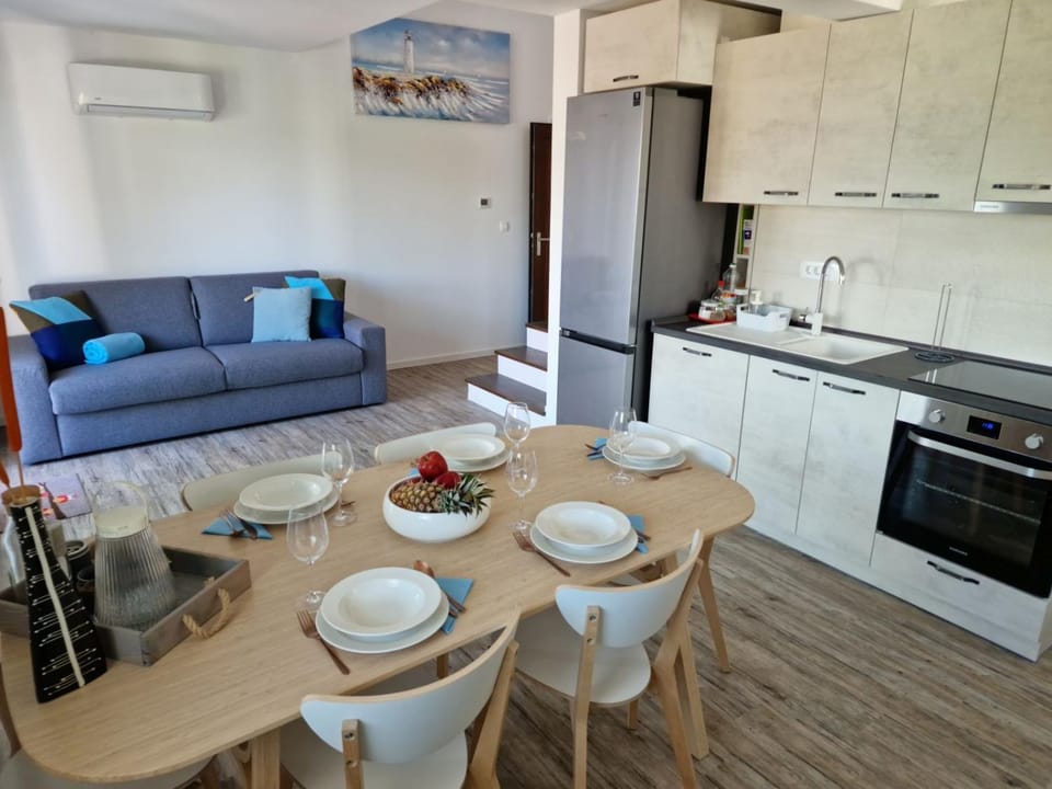 TV and multimedia, Kitchen or kitchenette, Living room, Seating area, Dining area, dishwasher
