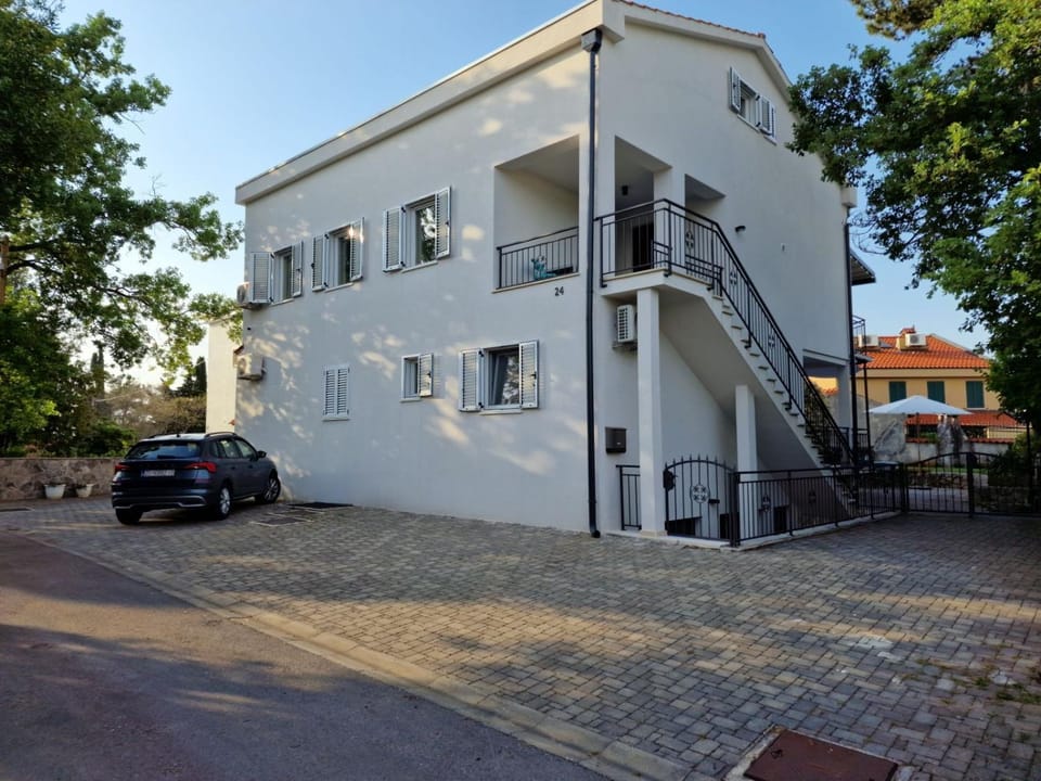 Property building, Facade/entrance, Parking