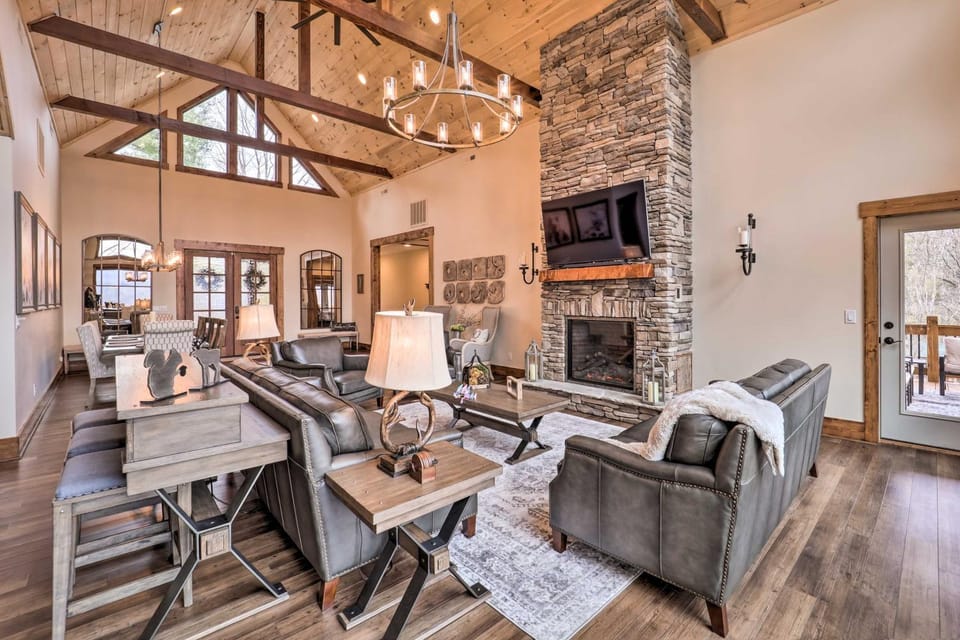 Mountainside Family Retreat w/ Deck in Banner Elk! House in Brushy Fork