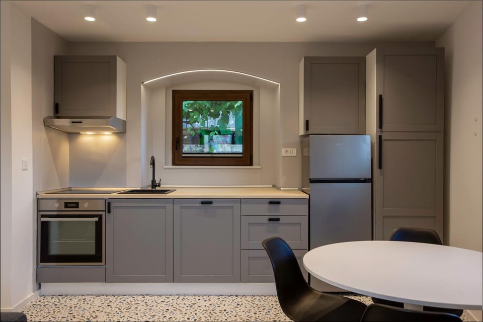 Kitchen or kitchenette, Dining area, oven, stove