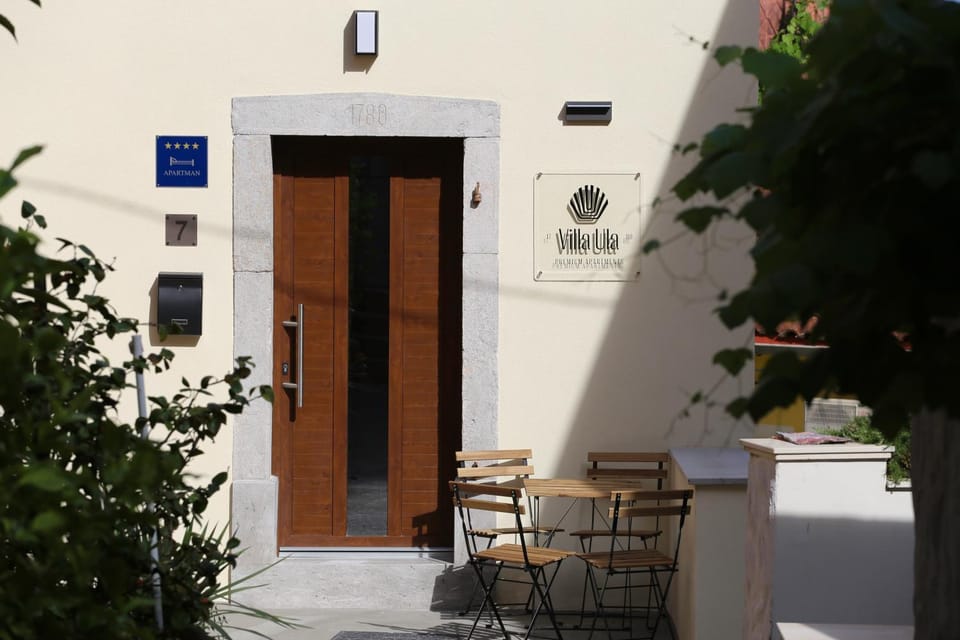 Facade/entrance, Logo/Certificate/Sign