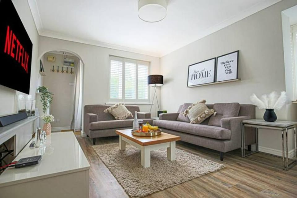 Lowndes House - Close to City Centre - Garden, Free Parking and Smart TV by Yoko Property House in Aylesbury Vale
