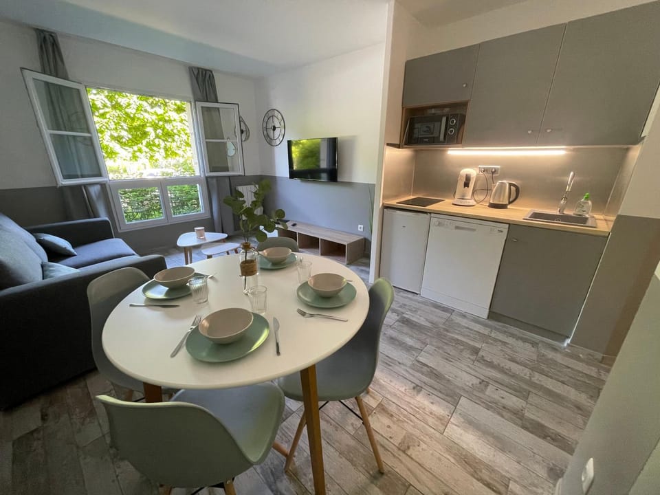 Kitchen or kitchenette, Dining area