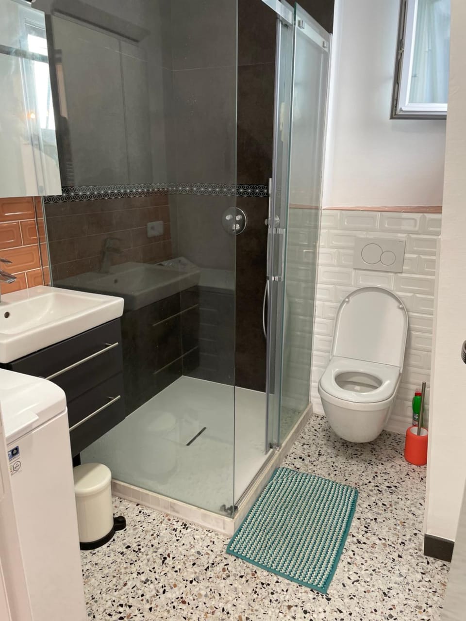 Shower, Toilet, Bathroom, towels