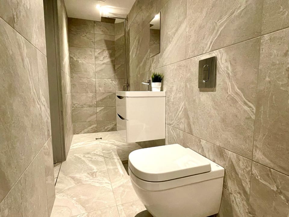 Stunning & Stylish 2 Bedroom Apartment! - 5 Minute Walk to the Best Beach! - Great Location - FREE Parking - Fast WiFi - Smart TV - Newly decorated - sleeps up to 4! Close to Bournemouth & Poole Town Centre & Sandbanks Apartment in Poole