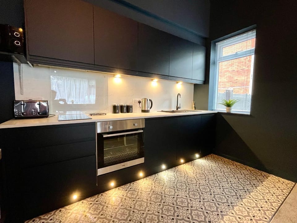 Stunning & Stylish 2 Bedroom Apartment! - 5 Minute Walk to the Best Beach! - Great Location - FREE Parking - Fast WiFi - Smart TV - Newly decorated - sleeps up to 4! Close to Bournemouth & Poole Town Centre & Sandbanks Apartment in Poole