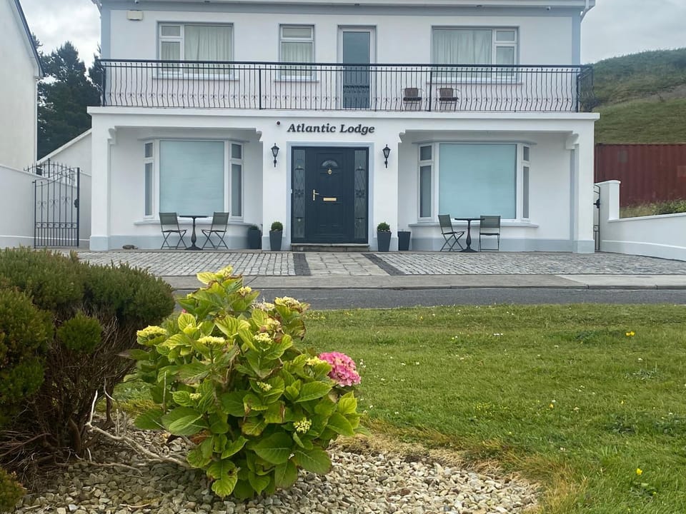 Property building, Facade/entrance, Garden