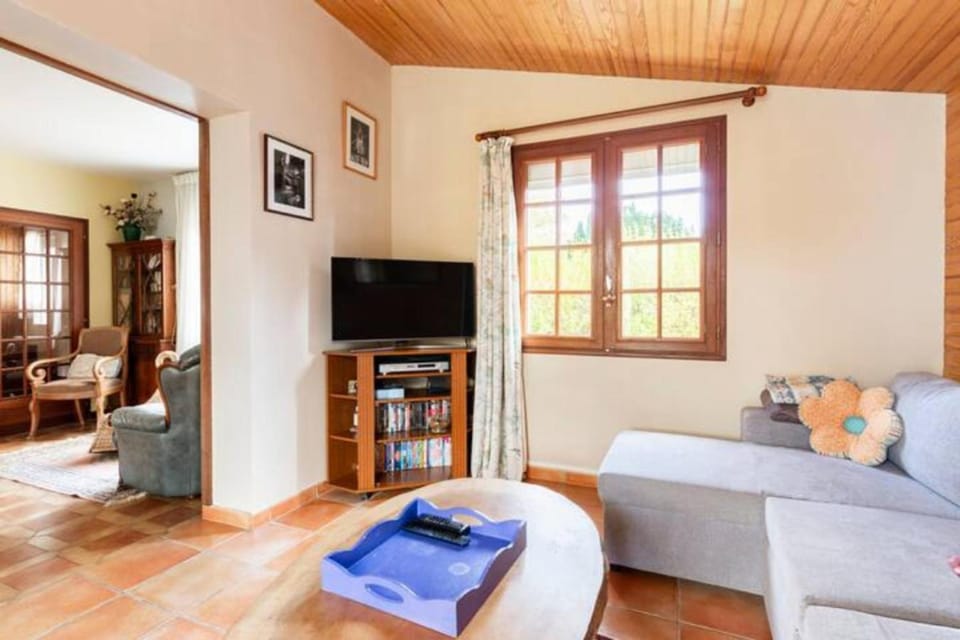 Communal lounge/ TV room, TV and multimedia, Living room, Seating area, Evening entertainment