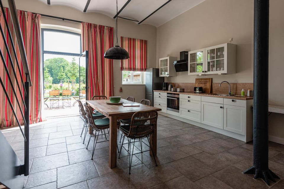 Kitchen or kitchenette, Dining area, dishwasher, minibar, oven, stove
