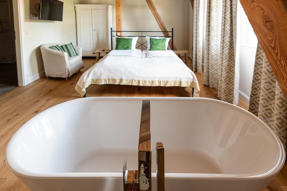 Bed, TV and multimedia, Photo of the whole room, Bedroom, Bath