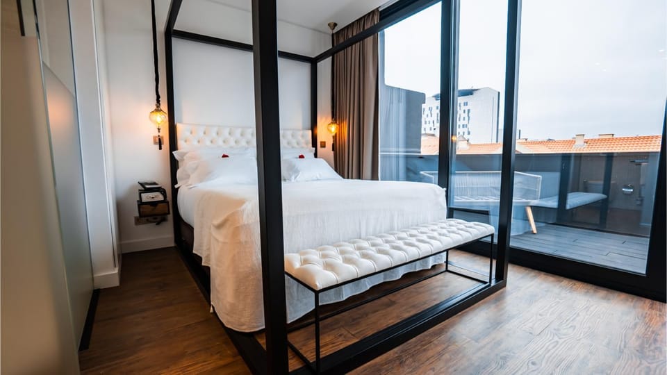 Bed, Balcony/Terrace, Photo of the whole room, Decorative detail, Bedroom