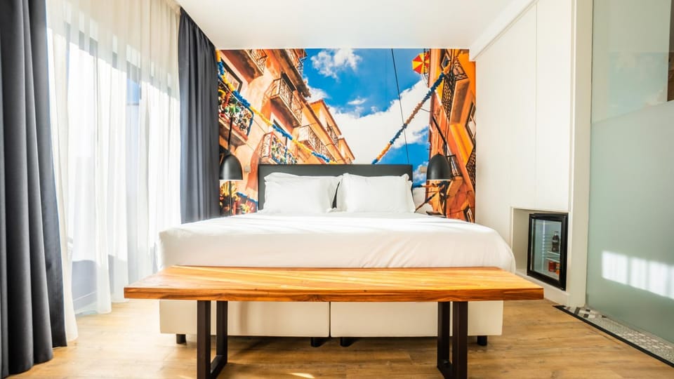 Bed, Photo of the whole room, Bedroom, oven