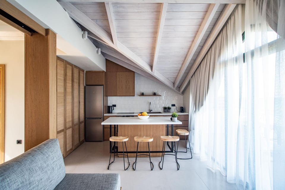 Kitchen or kitchenette, Dining area