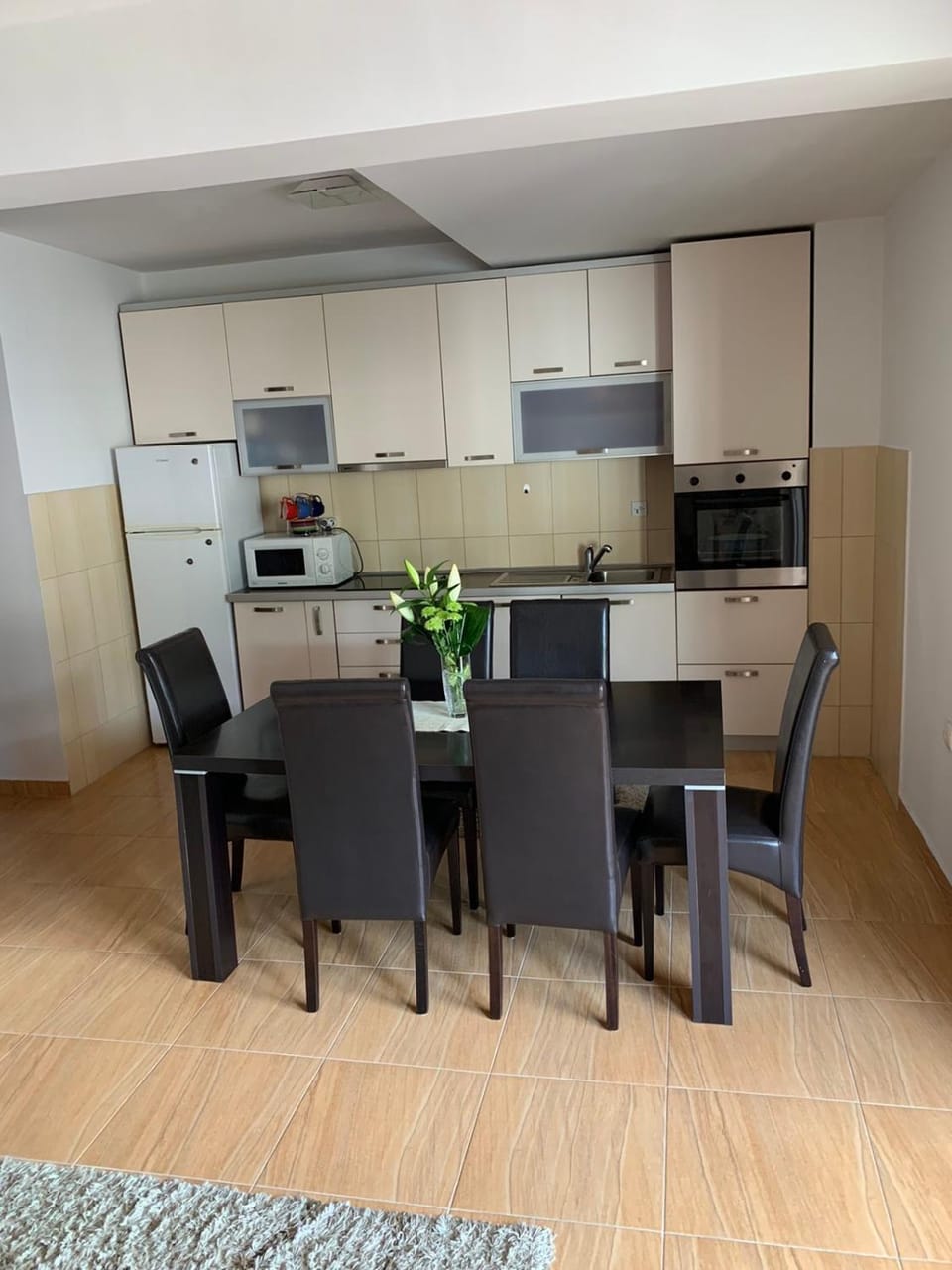 Kitchen or kitchenette, Dining area