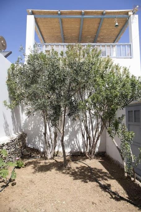 Beachfront 2br apartment - Free parking Apartment in Milos