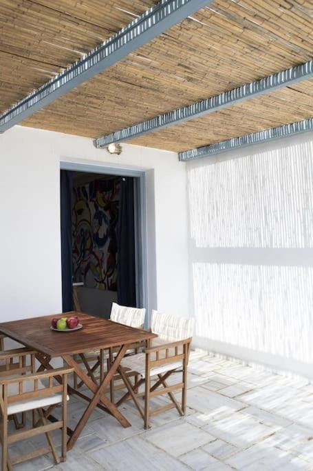 Beachfront 2br apartment - Free parking Apartment in Milos