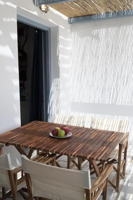 Beachfront 2br apartment - Free parking Apartment in Milos