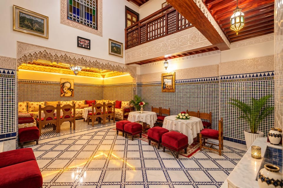 Restaurant/places to eat, Living room, Seating area