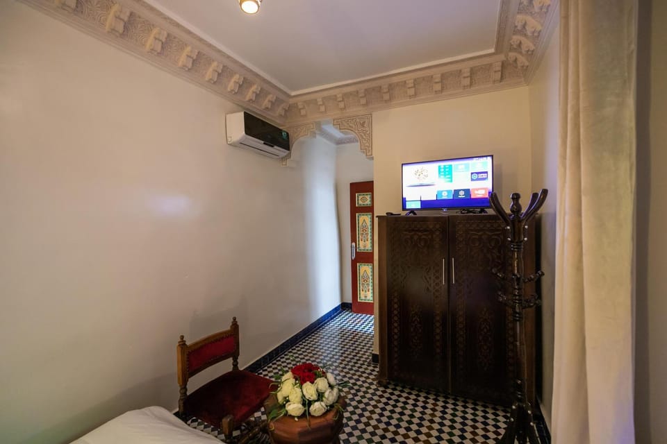 Communal lounge/ TV room, Bed, TV and multimedia, wardrobe, air conditioner