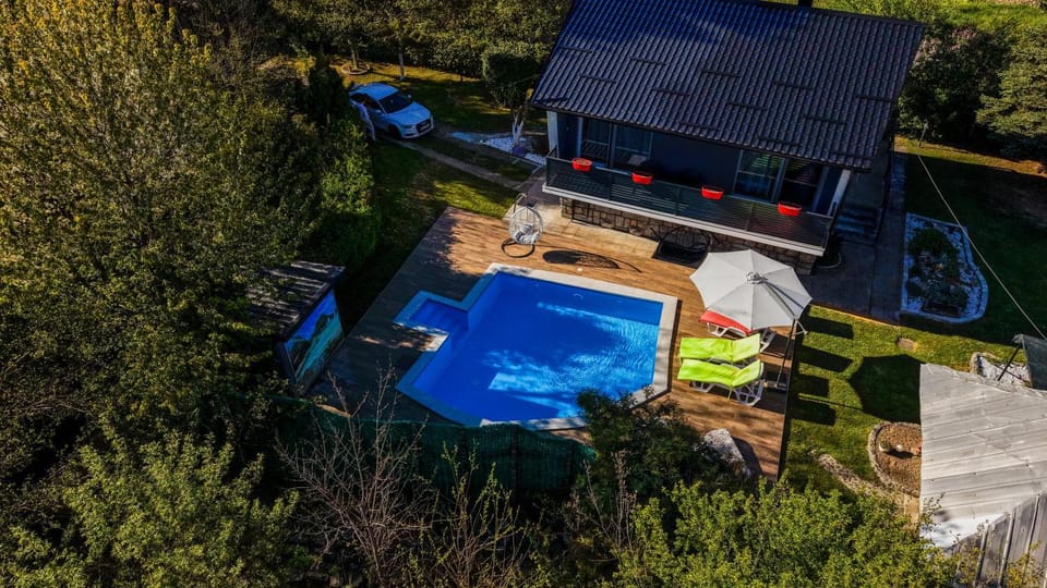Property building, Day, Natural landscape, Bird's eye view, Pool view, Swimming pool, sunbed