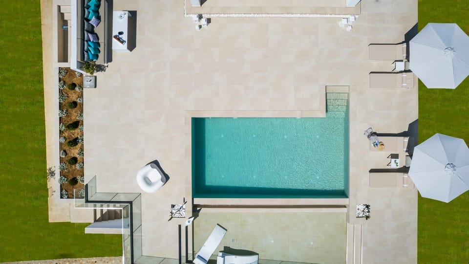 Bird's eye view, Pool view