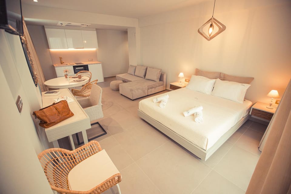 Bed, TV and multimedia, Kitchen or kitchenette, Photo of the whole room, Seating area, Bedroom