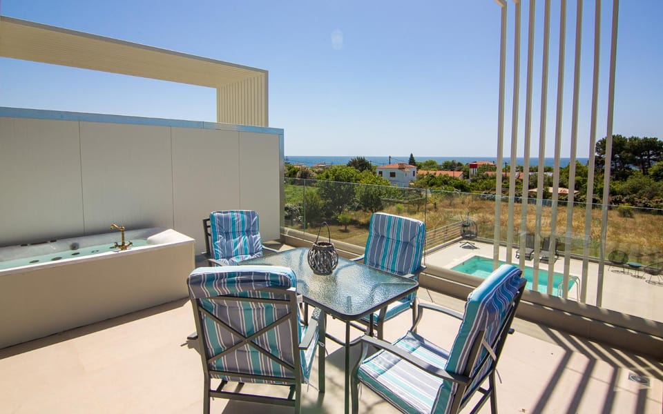 Patio, Day, Natural landscape, Hot Tub, View (from property/room), Balcony/Terrace, Pool view, Sea view