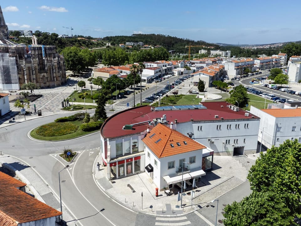 Property building, Nearby landmark, Bird's eye view, City view, Street view, Location, Parking