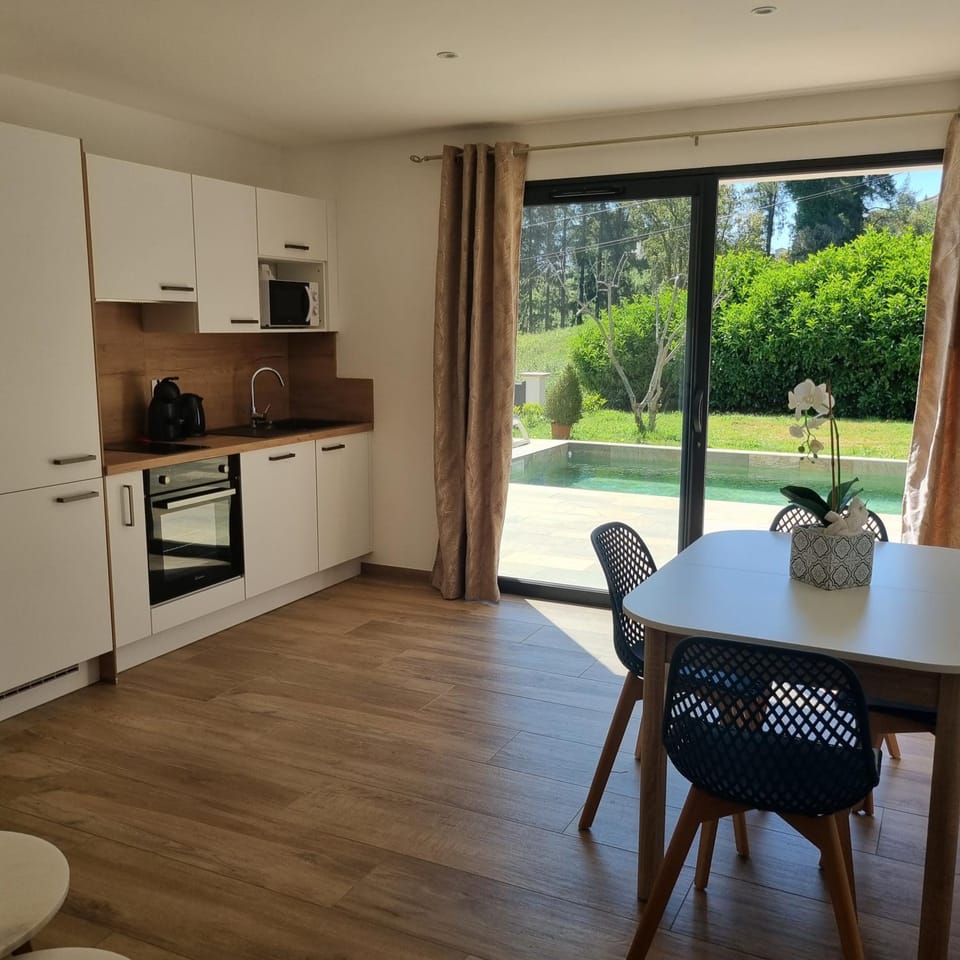 Rez de villa avec piscine privée, wifi, jardin clôturé Apartment in Corsica
