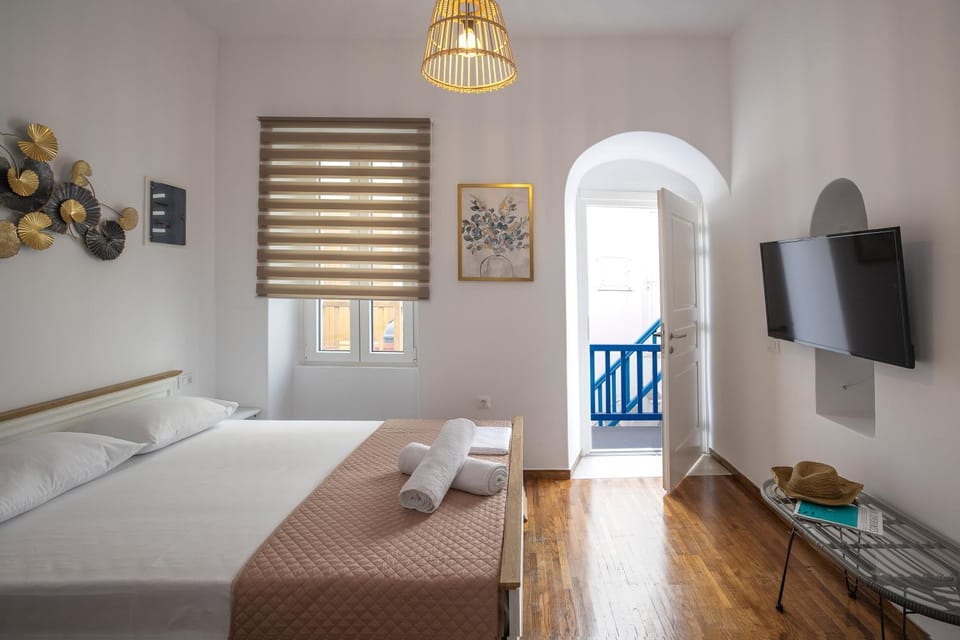 TV and multimedia, Photo of the whole room, Bedroom
