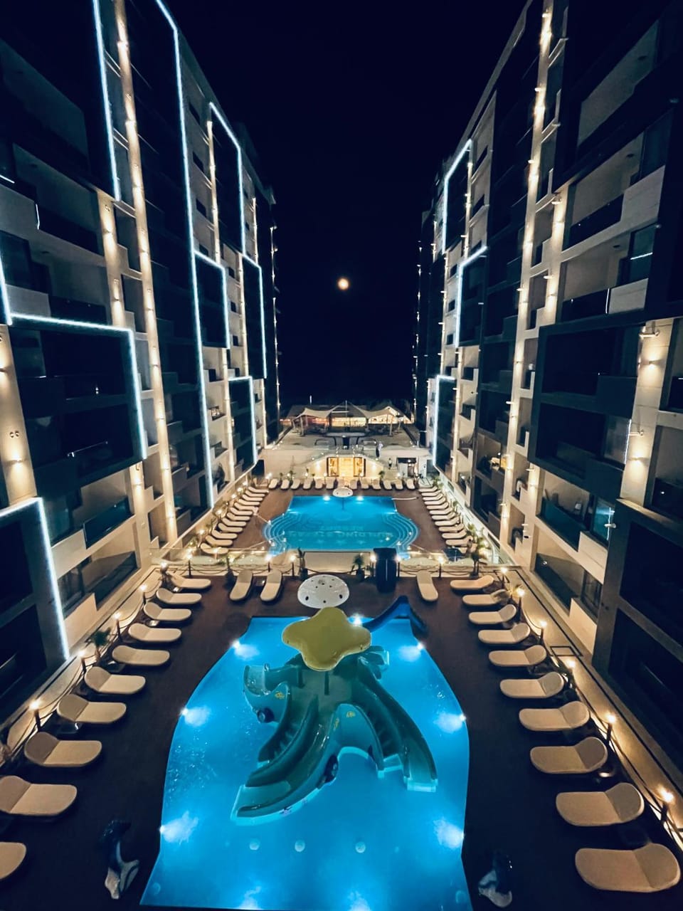 Pool view, Swimming pool, sunbed