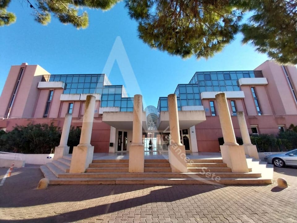 Property building, Facade/entrance, Off site