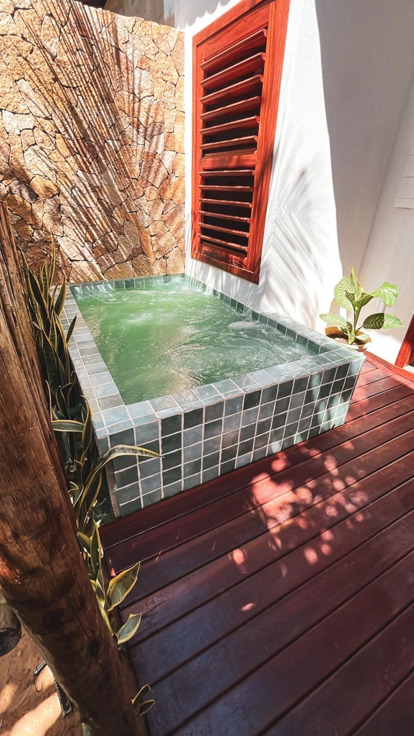 Hot Tub, Swimming pool